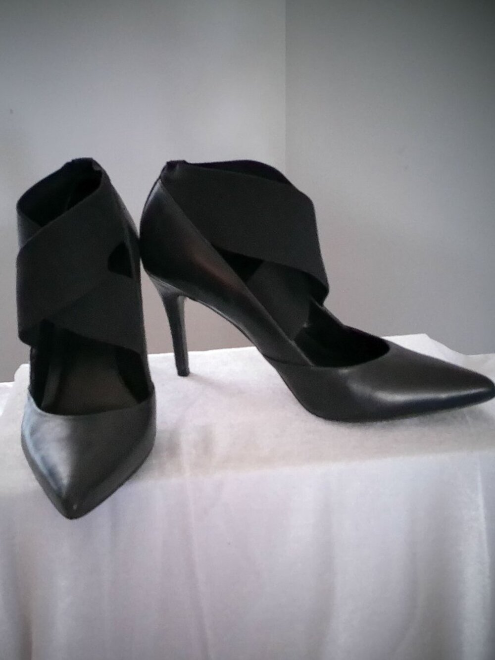 LEVITY Celeste Black Leather Upper 3 1/2" Heel Shoes w/ 1 3/4" Elastic Bands 7